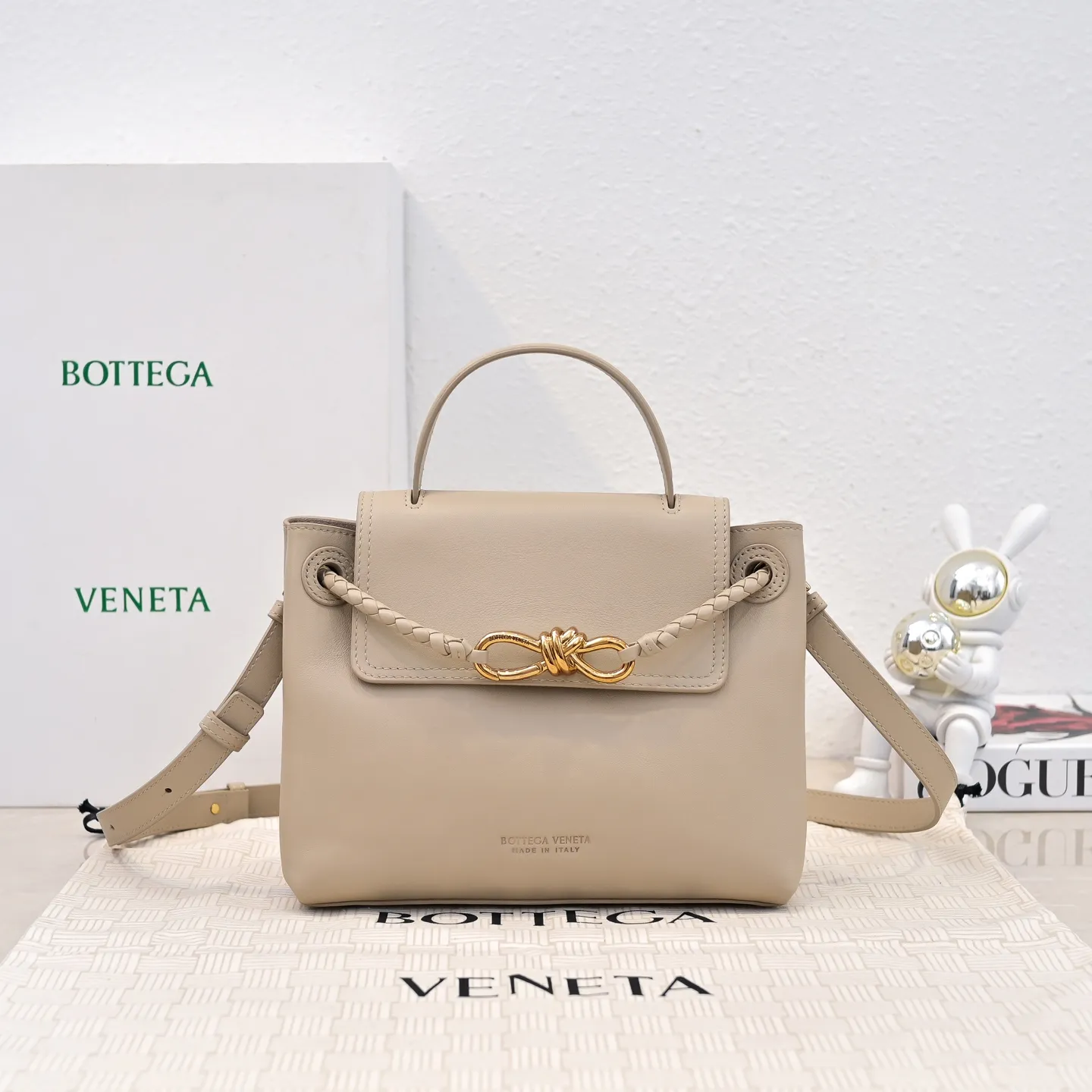 Batch 2060 #Bv New Small Ciao Ciao Handbag Who carried the cute little Ciao Ciao out on the street❣️Made of Dutch Silky Calf calfskin ~ silky to the touch. The leather is thick, and the suede lining is soft and comfortable. The relaxed feeling of stacked smooth leather, the representative woven element shoulder strap, and the perfect embellishment of golden buckles💥The unique bag shape is casual and exquisite, and super practical☄️Carry Ciao Ciao to accompany you in various occasions, and be the most stylish you🎀 Size: 26x19x10.5 Style No. 5835#